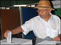 Eleitor vota em referendo em Mianmar