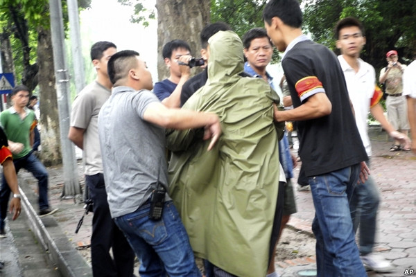 Một người biểu tình bị áp giải lên xe bus hôm 21/8