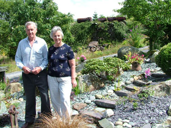 Mr a Mr Black yn eu gardd