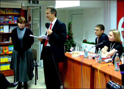 посол Британії вручає нагороду