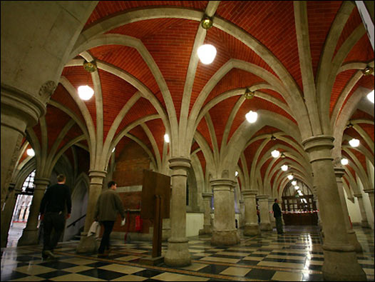 整个法院只花了8年时间便竣工，遗憾的是总建筑师George Edmund Street未能见到其落成便撒手人寰，据称是因为操劳过度。