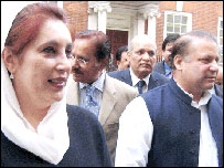 میثاق جمہوریت پر بے نظیر اور نواز شریف نے دستخط کر دیئے ہیں