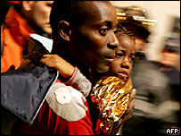 Homem carrega criança em incêndio