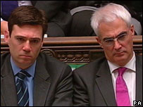 英国财政大臣达林（右）与财政部官员