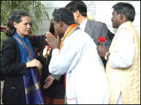 سونیا گاندھی کی کانگریس کو کوئی چمتکار ہی بچا سکتا ہے