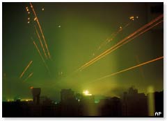 Bağdat semalarında patlayan bombaların ışıkları