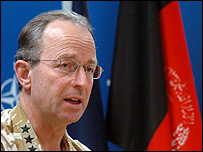 ژنرال ريچاردز، فرمانده آيساف در کنار پرچم افغانستان