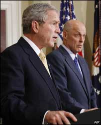 O presidente dos Estados Unidos, George W. Bush, e o secretário do Tesouro, Henry Paulson