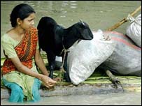 Menina improvisa barco com folhas de banana