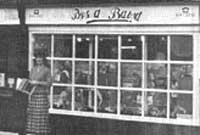 Gwawr Dafydd o flaen 'Bys a Bawd'.