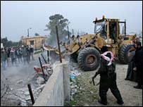 Filistinliler Gazze Şeridi ile Mısır sınırındaki duvarı yıkıyor