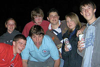 Criw yn y pentref ieuenctid