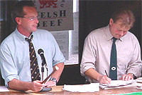 John Lloyd Williams a John Hughes wrth eu gwaith