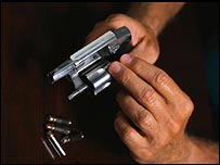 Vítimas de crimes com armas não poderão processar fabricantes