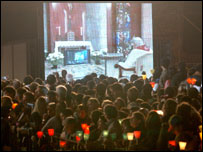 Roma'da toplanan halk insanlar Papa'yı izliyor