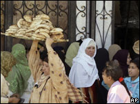 Mulher egípcia com bandeja de pão