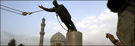 Estatua de Saddam Hussein al momento de ser derribada el 9 de abril de 2003
