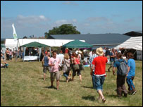 Crowd arriving at Lounge On The Farm.
