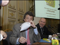 Ministro do Meio-Ambiente e Desenvolvimento Sustentável, Jean-Louis Borloo, demonstrou como se usa o bafômetro