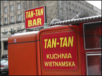 Một quán ăn của người Việt ngay trước trụ sở Ngân hàng Quốc gia Balan ở Warszawa