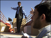 Distribuição de urnas em Najaf, no sul do Iraque