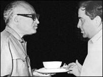 راج کپور آوارہ کے مصنف خواجہ احمد عباس کے ساتھ