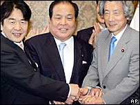 جونيچيرو کويزومی، نخست وزير (راست)