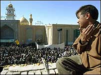 Necef'teki bir cami önünde Iraklılar