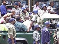 Muhalif göstericileri toplayan Zimbabve polisi