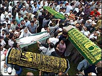 नौका दुर्घटना में मारे गए बच्चों का अंतिम संस्कार