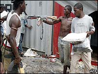 Rebeldes dizem que vão entregar controle do porto de Monróvia