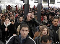 Passageiros lotam estação de trem em Paris