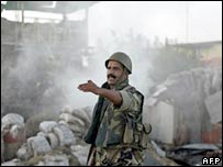 Soldado libanês em meio a escombros em Tiro