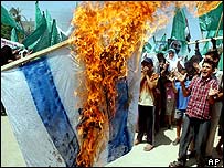 Palestinci zapálili izraelskou vlajku