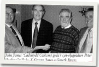 John James, (cadeirydd Cwlwm) gyda'r cyn olygyddion, Peter Hughes Griffiths, T. Gwynn Jones a Gareth Evans. 