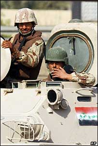 Soldados iraquianos em tanque