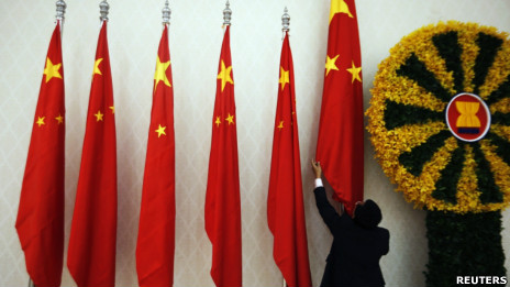 Chỉnh quốc kỳ Trung Quốc trước khi Thủ tướng Ôn Gia Bảo đến Phnom Penh