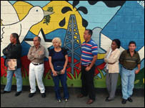 População faz fila para votar