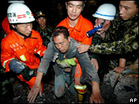 Cảnh sát giúp nạn nhân ở Wenzhou