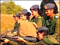 معيارهای دانشکده نيروی هوايی پاکستان برای دختران و پسران يکی است.