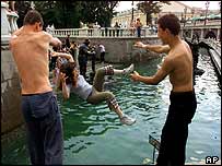 روس ها در رودخانه آب تنی می کنند