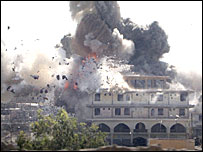 Prédio explode em bombardeio dos EUA em Najaf