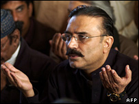 Chồng bà Bhutto đang cầu nguyện tại nhà của bà ở quê