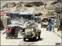 نیروهای ناتو در بازاری در گرشک