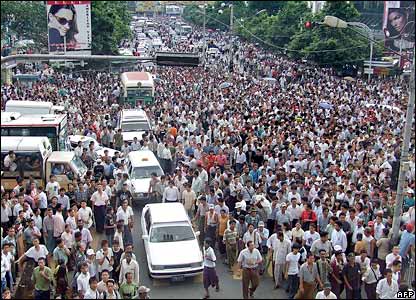 Crowds in Rangoon.