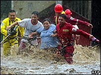 امدادگران در السالوادور