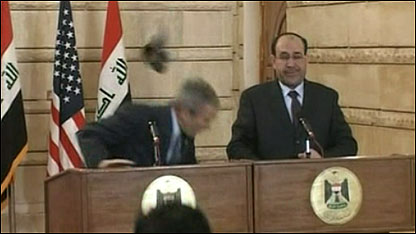 Bush abaixa e escapa de ser atingido por sapato