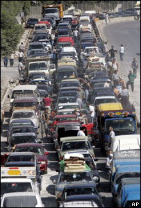 Carros aguardam travessia de ponte destruída no sul de Sidon