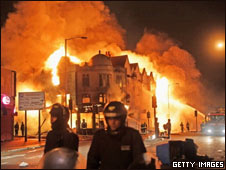 Croydon商业街一家家具店周一晚被纵火