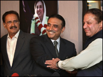 نواز شریف، آصف علی زرداری اور مخدوم امین فہیم(فائل فوٹو)